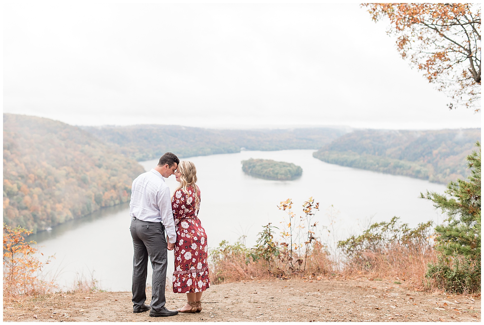 couple kissing while standing at overlook at Pinnacle Point