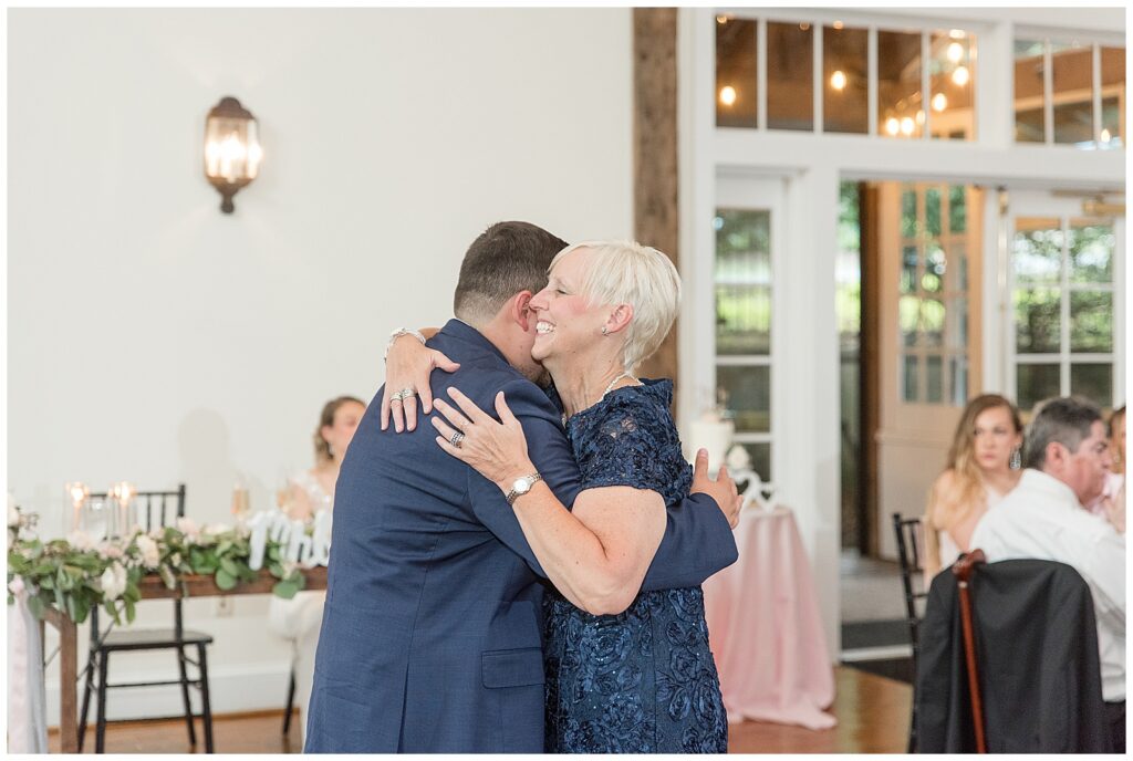 groom and mother of groom sharing dance